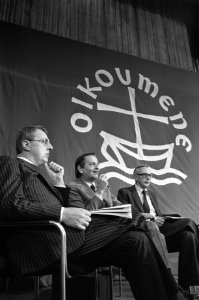 Van links naar rechts Prof. H. Verheul (rector VU), Olof Palme en Max van der St, Bestanddeelnr 931-8204