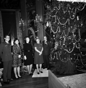 Van links naar rechts Pieter van Vollenhove, prinses Margriet, prinses Beatrix, , Bestanddeelnr 926-9002