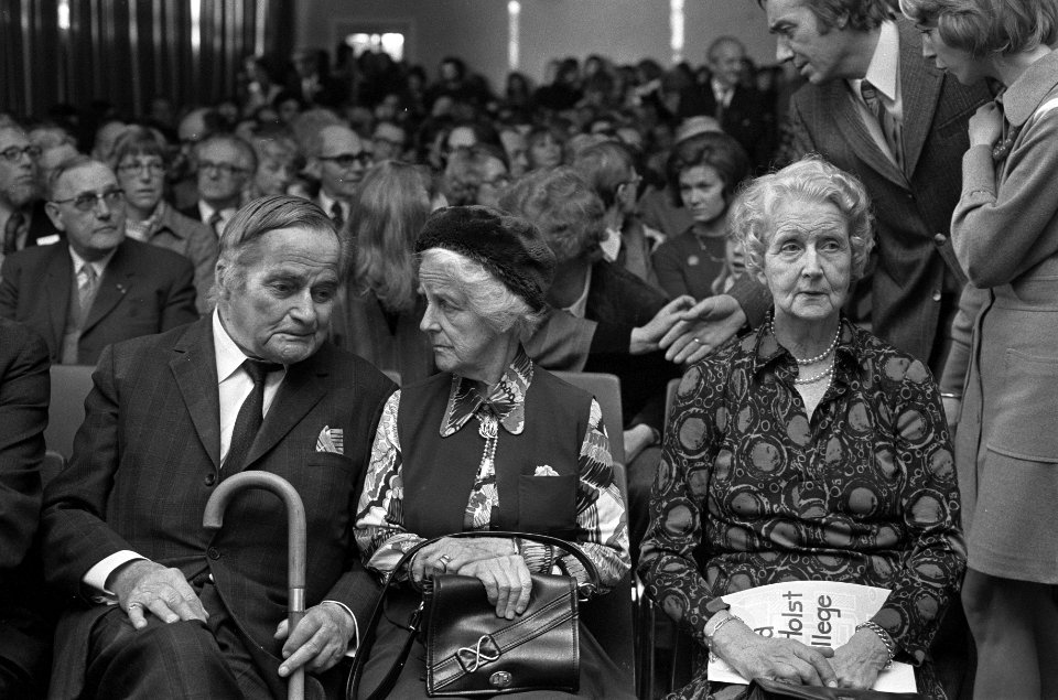Van links naar rechts Roland Holst, een onbekende aanwezige en de beeldhouweres , Bestanddeelnr 926-8894