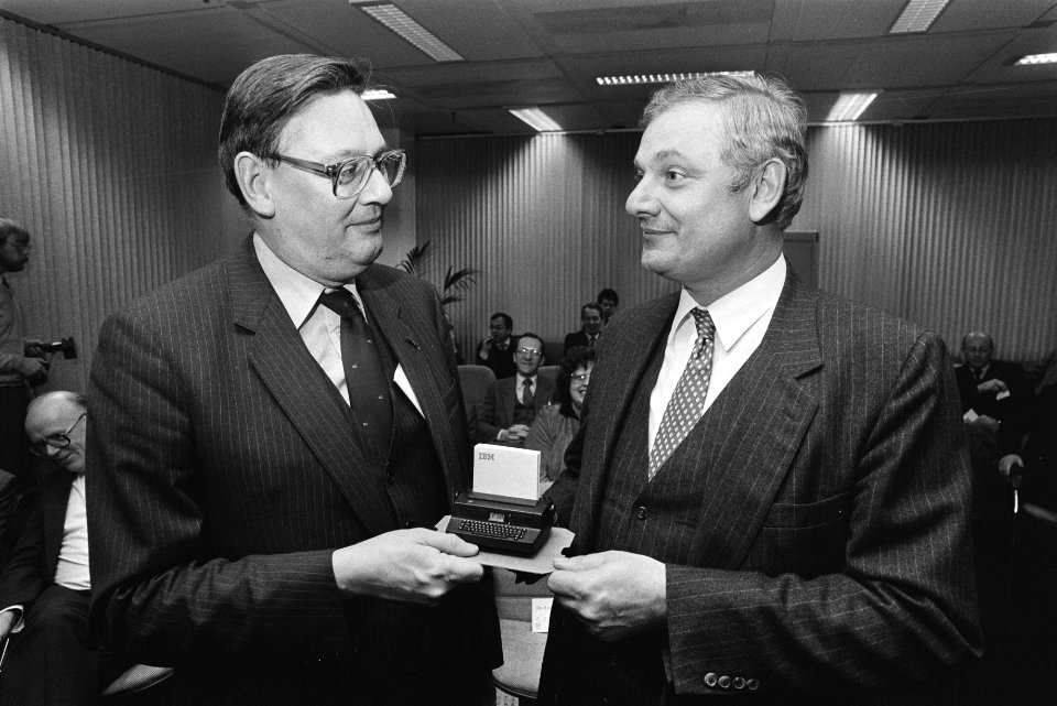 Van Aardenne (EZ) bezoekt IBM-fabriek t.g.v. produktie 2,5 miljoenste bolkop sch, Bestanddeelnr 932-8359