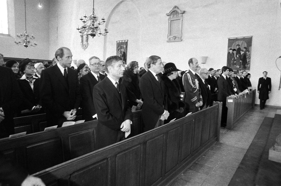 Van links naar rechts premier van Agt, prins Claus, prinses Beatrix, majoor van, Bestanddeelnr 930-1889