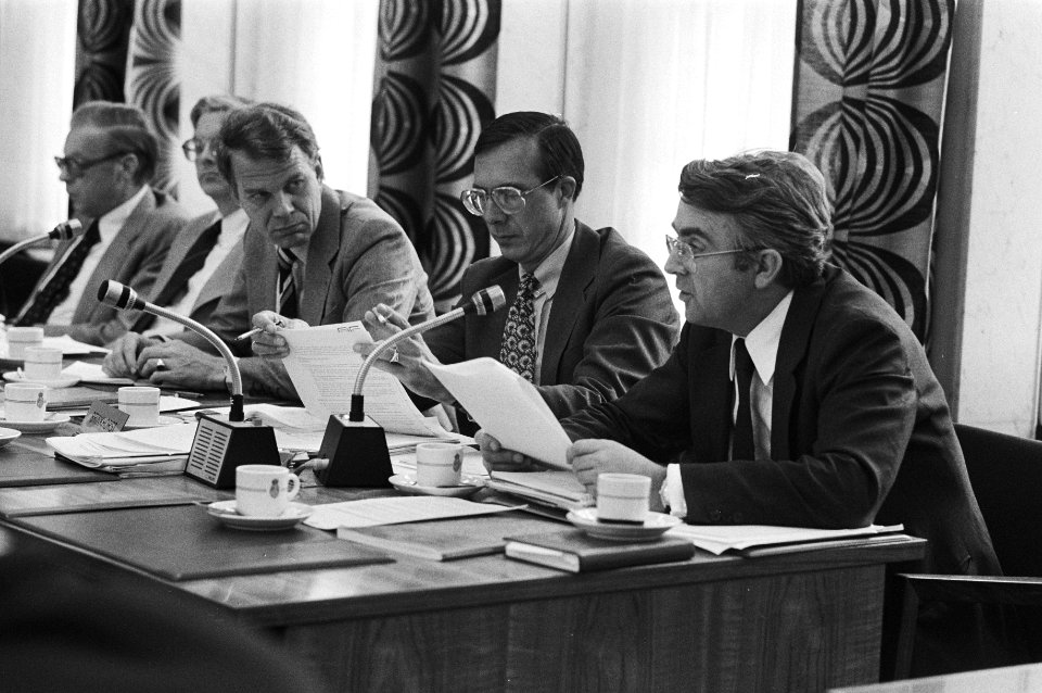 Van links naar rechts Piet Blauw, Laurens Jan Brinkhorst en Nico Scholten, Bestanddeelnr 930-4636