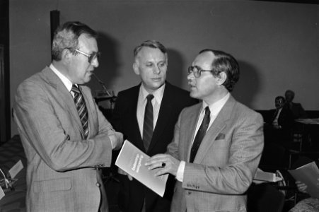 Van links naar rechts Prof.mr. J. Verburg uit Leiden, Prof.dr. S. Cnossen en Pro, Bestanddeelnr 931-7930