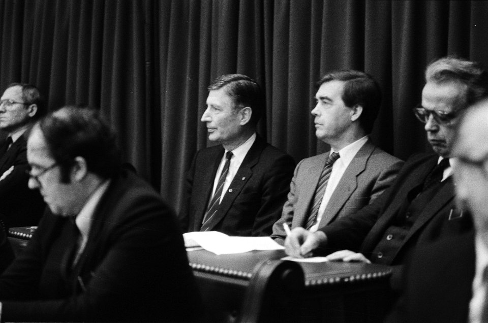 Van Agt als kamerlid, rechts Frinking, Bestanddeelnr 932-4111