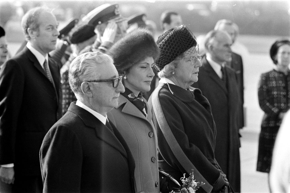 Van links naar rechts president Leone, mevrouw Leone, Koningin Juliana, Bestanddeelnr 926-7843