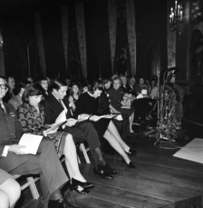 Van links naar rechts Pieter van Vollenhove, prinses Margriet, Prins Claus, prin, Bestanddeelnr 926-9001
