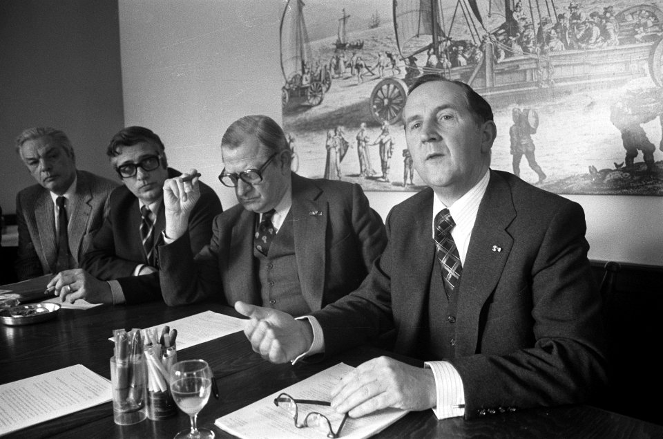 Van Boven (l) en Van Veen, voorzitter VNO, Bestanddeelnr 927-0352