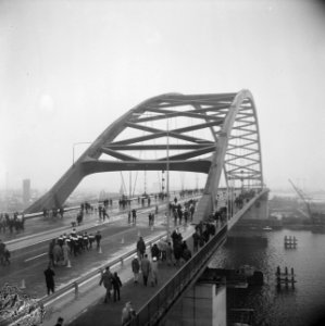 Van Brienenoordbrug open voor wandelaars, Bestanddeelnr 917-4116