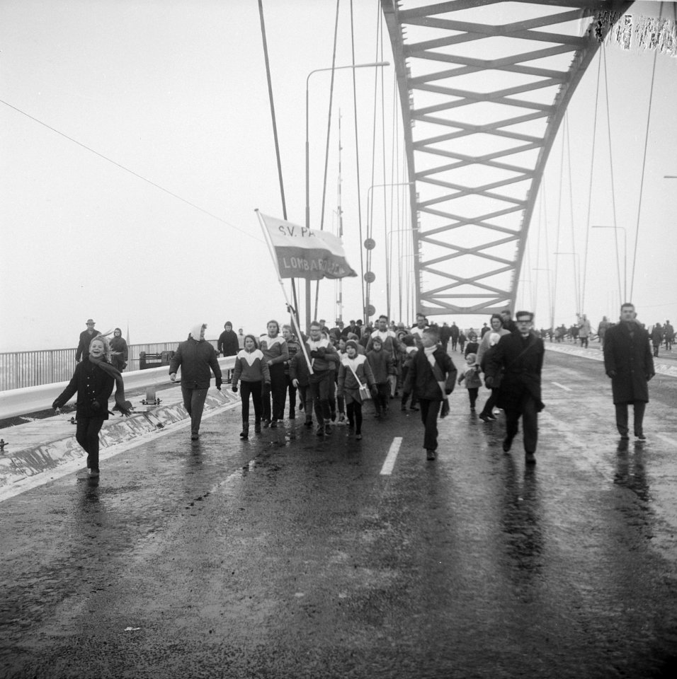 Van Brienenoordbrug open voor wandelaars, Bestanddeelnr 917-4117