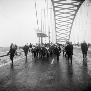Van Brienenoordbrug open voor wandelaars, Bestanddeelnr 917-4117
