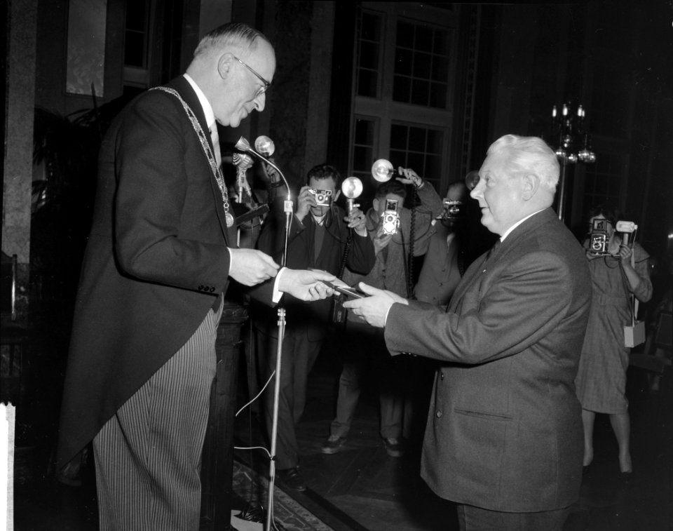 Van Oldenbarneveldtpenning van Eduard Flipse (links) rechts burgemeester Van Wal, Bestanddeelnr 912-1395