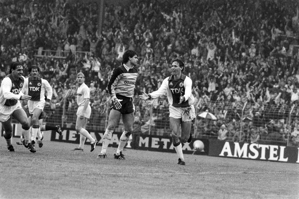 Van Basten (r) juicht na zijn treffer (2-0), midden Feyenoorddoelman Hiele, Bestanddeelnr 932-7028