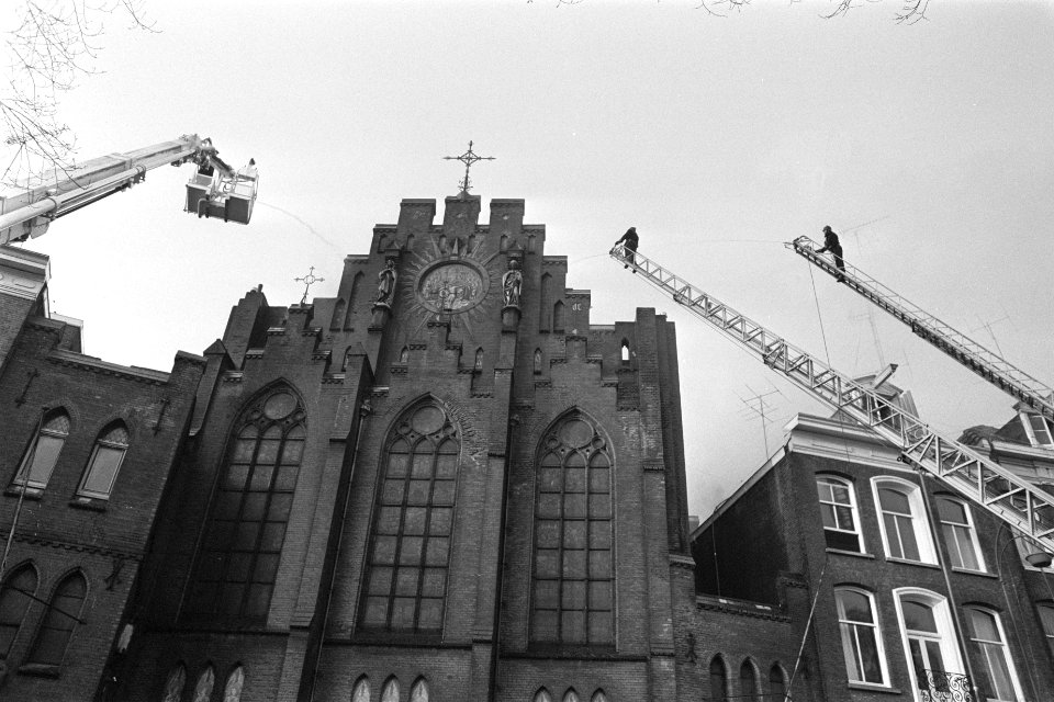 Van Nispenhuis in Amsterdam uitgebrand vooraanzicht tijdens de brand, Bestanddeelnr 929-0051