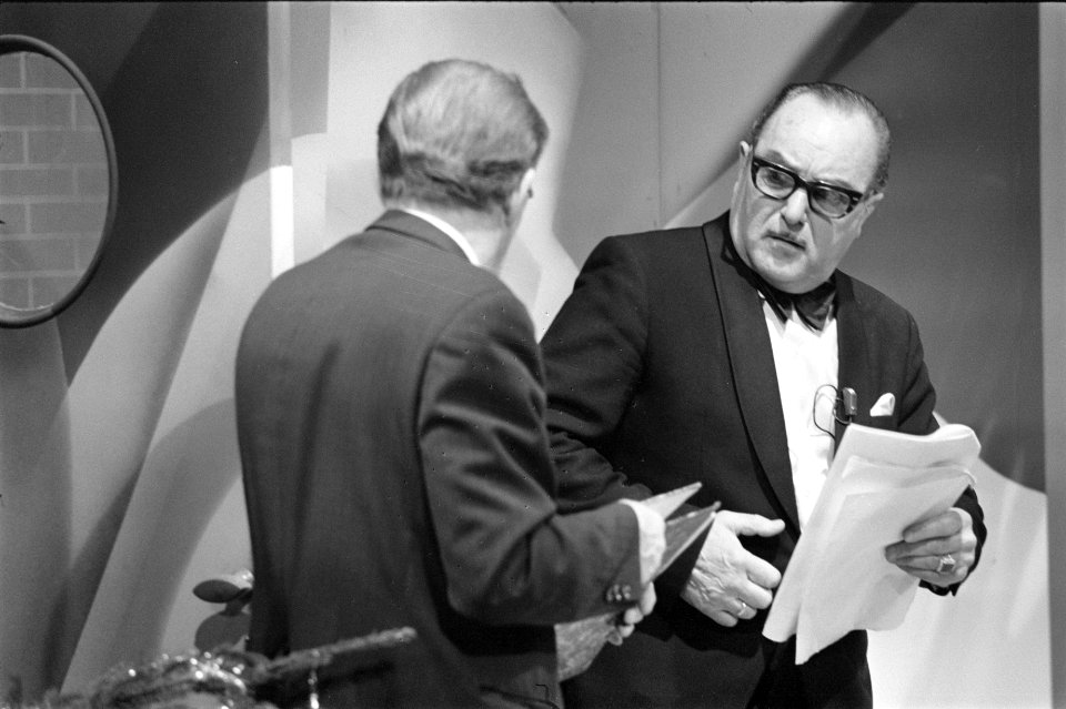 Van Oekel show van VPRO Van Oekel (rechts) en ir. Evert van der Pik, Bestanddeelnr 927-6264