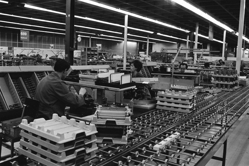 Van Aardenne (EZ) bezoekt IBM-fabriek t.g.v. produktie 2,5 miljoenste bolkop sch, Bestanddeelnr 932-8361