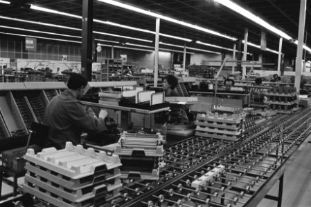 Van Aardenne (EZ) bezoekt IBM-fabriek t.g.v. produktie 2,5 miljoenste bolkop sch, Bestanddeelnr 932-8361