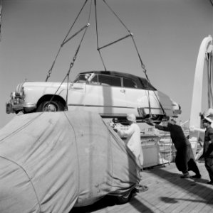 Van boord brengen van een auto bij aankomst van het schip in Alexandrië, Bestanddeelnr 255-6591