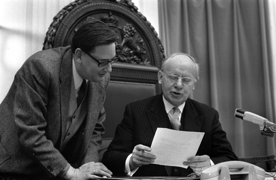 Van Aardenne (VVD) geeft voorzitter Vondeling (rechts) een motie, Bestanddeelnr 926-9612