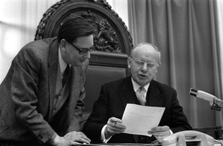 Van Aardenne (VVD) geeft voorzitter Vondeling (rechts) een motie, Bestanddeelnr 926-9612