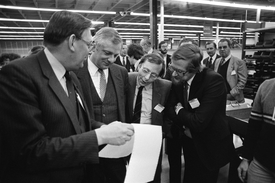 Van Aardenne (EZ) bezoekt IBM-fabriek t.g.v. produktie 2,5 miljoenste bolkop sch, Bestanddeelnr 932-8360