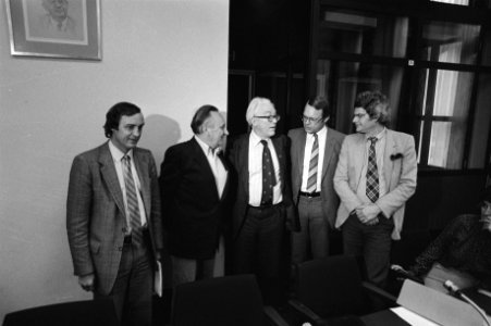 Van links naar rechts Van Miert, Bahr, Foot, De Vries en Van Traa, Bestanddeelnr 931-7482