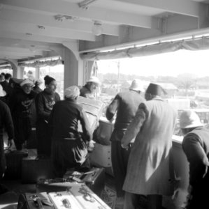 Van boord halen van de bagage bij aankomst van het schip in de haven van Alexand, Bestanddeelnr 255-6590