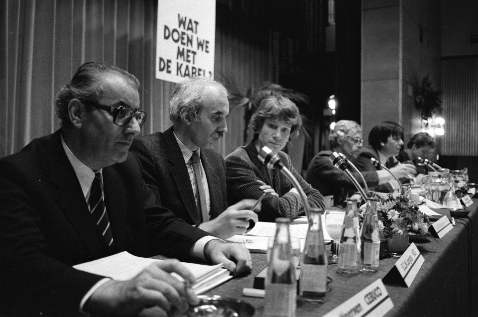 Van links naar rechts Jules van Neerven (directeur Cebuco), NOS-voorzitter Erik , Bestanddeelnr 931-8123