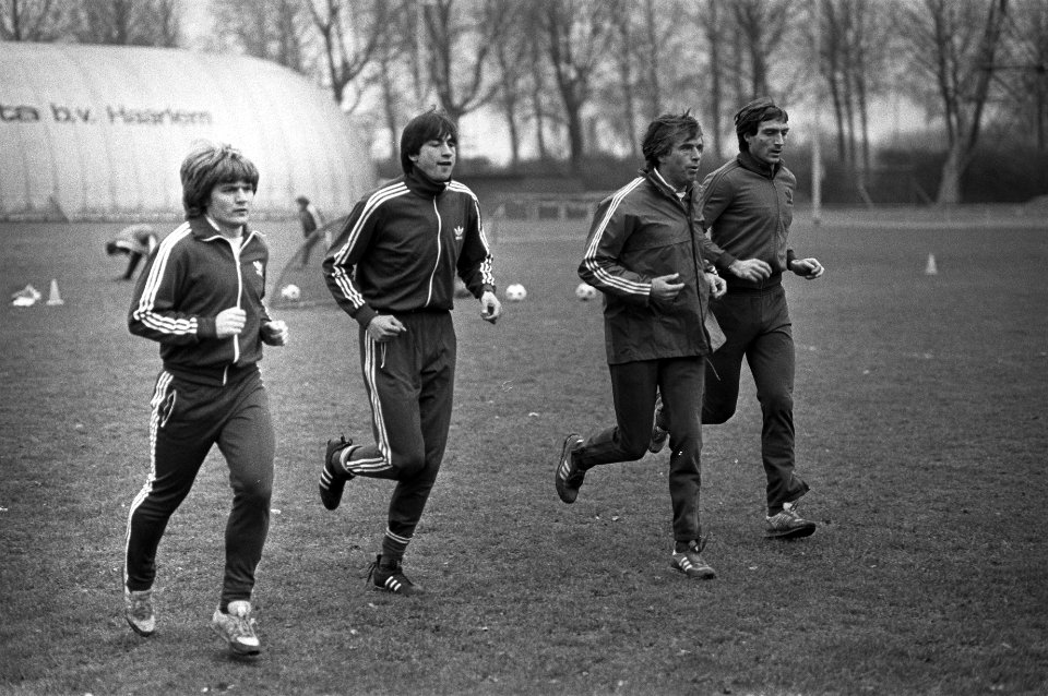 Van links naar rechts Van Til, Bouwens, Feyenoord-fysiotherapeut Van Breukelen e, Bestanddeelnr 931-8468