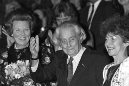Van links naar rechts Koningin Beatrix, filmregisseur Joris Ivens en zijn vrouw , Bestanddeelnr 934-3940
