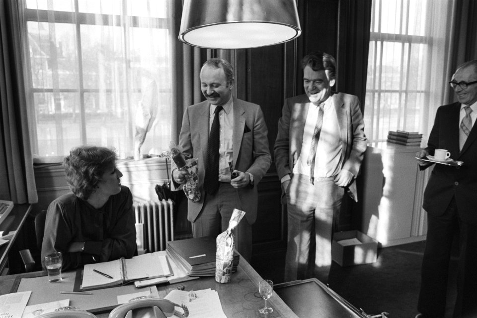 Van links naar rechts mevrouw Van Alphen-van der Zwam, Victor Halberstadt (PvdA), Bestanddeelnr 931-7888