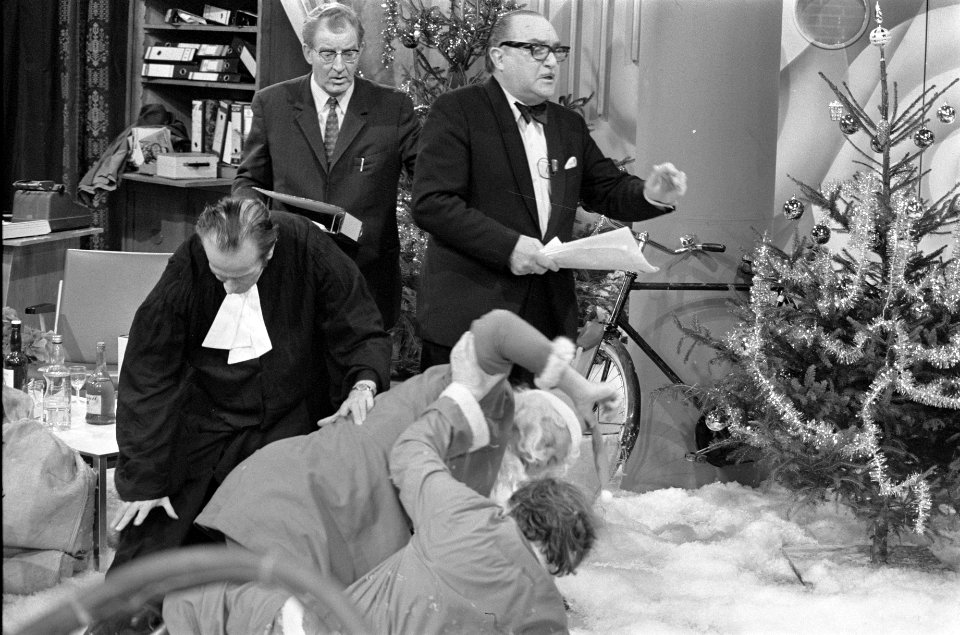 Van Oekel show van VPRO Harry Touw als kerstman, met oa Sjef van Oekel, ir E, Bestanddeelnr 927-6266