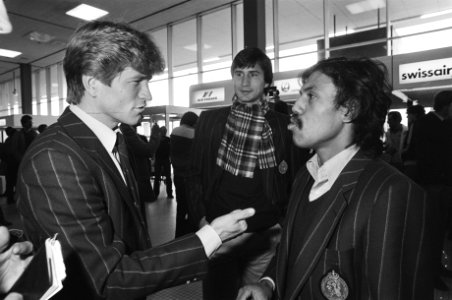 Van links naar rechts Jan Peters, Tjeu La Ling en Simon Tahamata in gesprek op S, Bestanddeelnr 931-8041