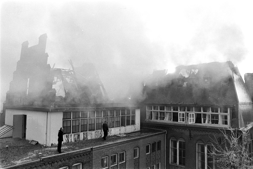 Van Nispenhuis in Amsterdam uitgebrand overzicht brandende dak, Bestanddeelnr 929-0050