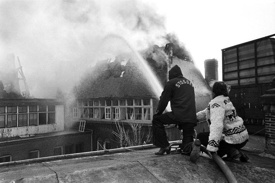 Van Nispenhuis aan de Stadhouderskade in Amsterdam uitgebrand buurtbewoners hel, Bestanddeelnr 929-0049