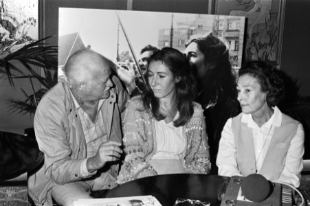 Van links naar rechts Lo van Hensbergen, Jeanine Meerapfel en Liane Saalborn, Bestanddeelnr 931-7068