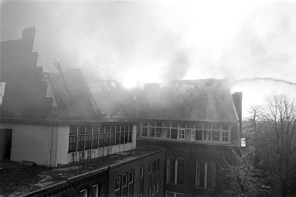 Van Nispenhuis in Amsterdam uitgebrand vooraanzicht tijdens de brand, Bestanddeelnr 929-0052