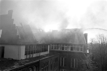 Van Nispenhuis in Amsterdam uitgebrand vooraanzicht tijdens de brand, Bestanddeelnr 929-0052