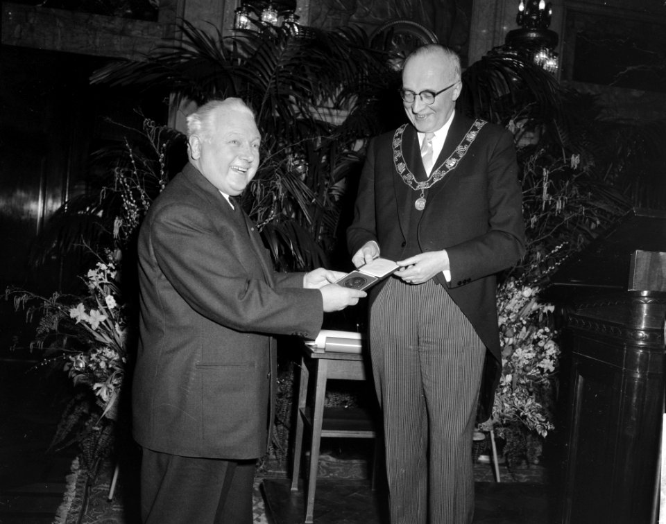 Van Oldenbarneveldtpenning van Eduard Flipse (links) rechts burgemeester Van Wal, Bestanddeelnr 912-1393