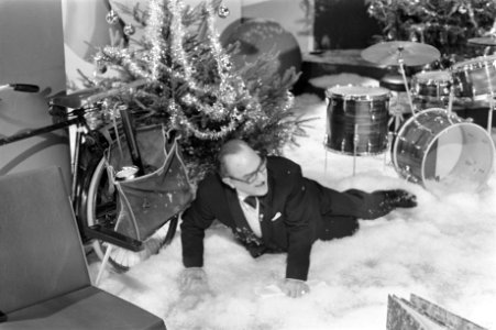 Van Oekel show van VPRO Sjefke van Oekel onder kerstboom, Bestanddeelnr 927-6263