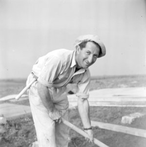 Van origine Zuid-Afrikaans lid van de bouwploeg van moederkibboets Yavne monteer, Bestanddeelnr 255-0711
