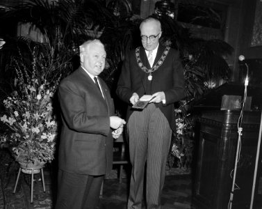 Van Oldenbarneveldtpenning van Eduard Flipse (links) rechts burgemeester Van Wal, Bestanddeelnr 912-1394