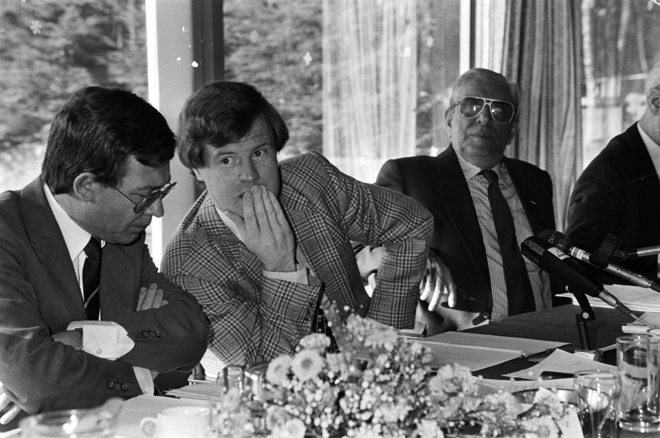 Van links naar rechts Huibregts (secretaris), Vilé (voorzitter) en Van Praag, Bestanddeelnr 931-8024