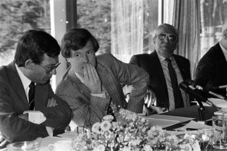 Van links naar rechts Huibregts (secretaris), Vilé (voorzitter) en Van Praag, Bestanddeelnr 931-8024