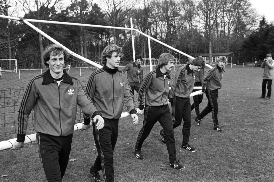 Van links naar rechts Jan Poortvliet, Johnny Rep, Frans Thijssen Arnold Mühren , Bestanddeelnr 931-8006