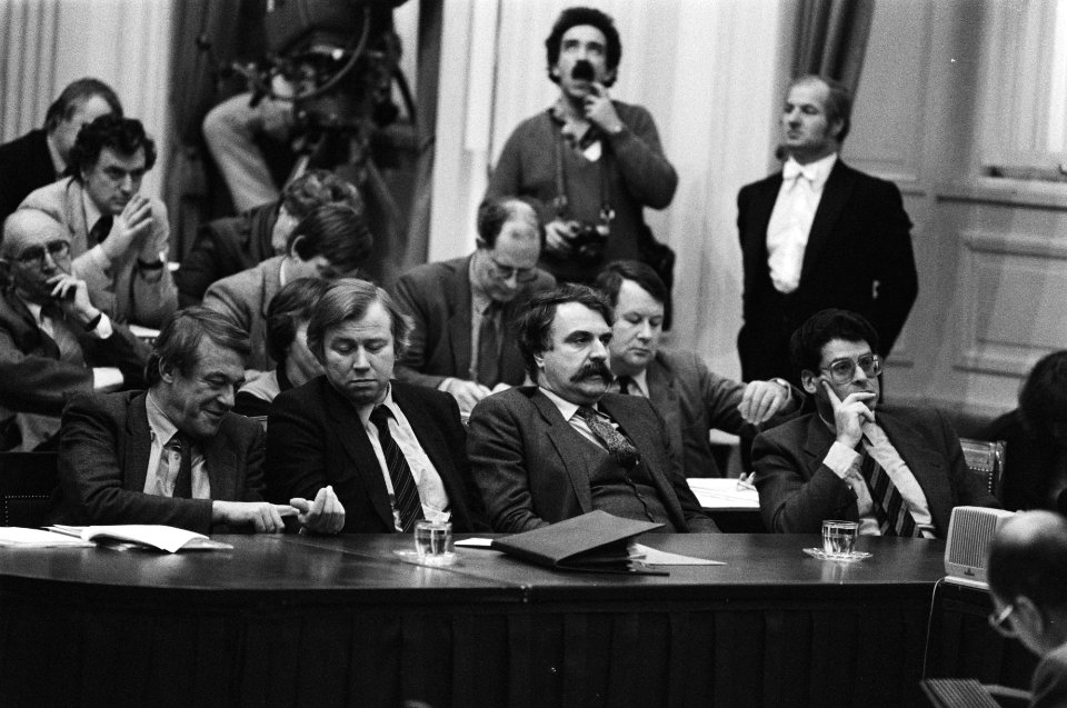 Van links naar rechts Van Mierlo (D66) die Van Dam (PvdA) de hand leest , Van , Bestanddeelnr 931-8045