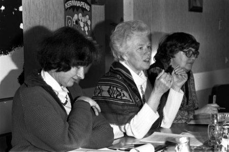 Van links naar rechts Sonja van Gaast-Bakker Schut (Vrouwen tegen kernwapens), S, Bestanddeelnr 931-8225