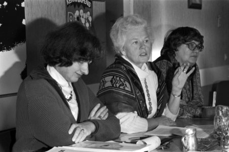 Van links naar rechts Sonja van Gaast-Bakker Schut (Vrouwen tegen kernwapens), S, Bestanddeelnr 931-8226