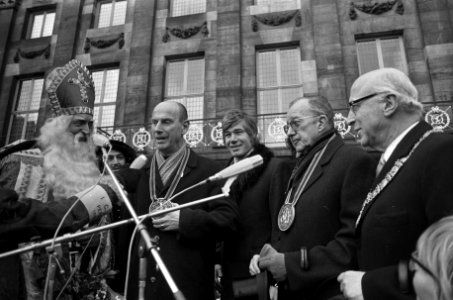 Van links naar rechts Sinterklaas, dr. Jacobi, Paul van Vliet, Henri Knap en bu, Bestanddeelnr 926-8316