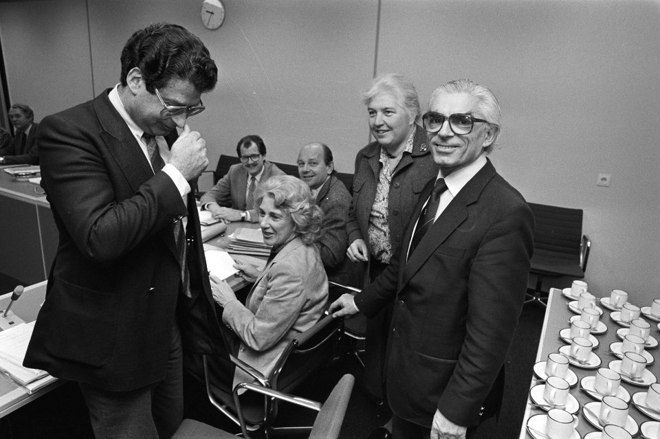 Van links naar rechts minister Van Thijn (PvdA, minister van binnenlandse zaken), Bestanddeelnr 931-7582