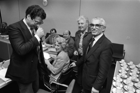 Van links naar rechts minister Van Thijn (PvdA, minister van binnenlandse zaken), Bestanddeelnr 931-7582